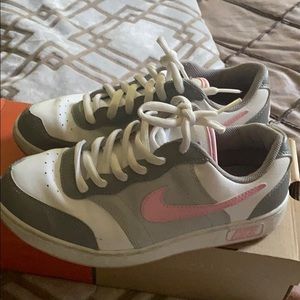 Dunk Lows. Pink and white 6Y